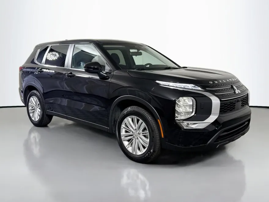 2024 Mitsubishi Outlander ES photo 1