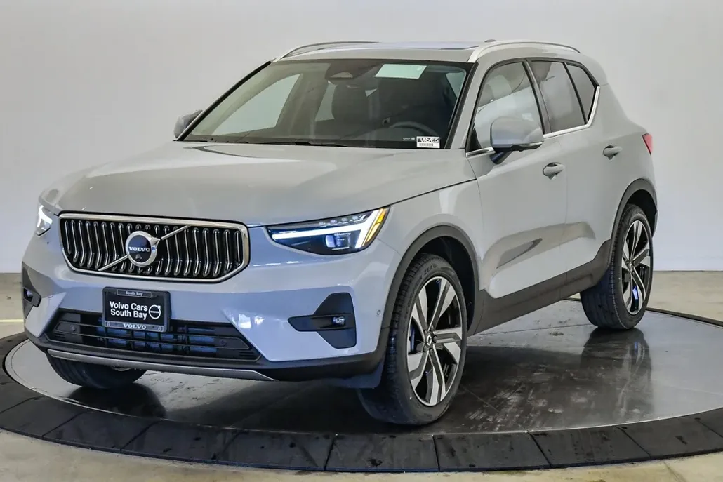 2025 Volvo XC40 AWD photo 1