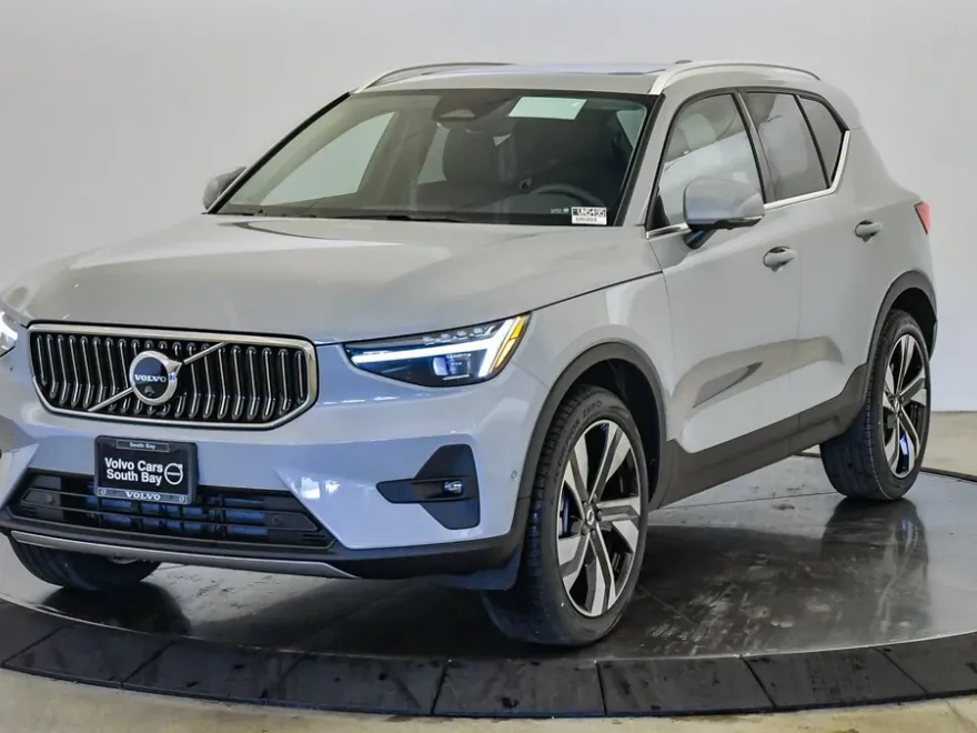 2025 Volvo XC40 AWD photo 1