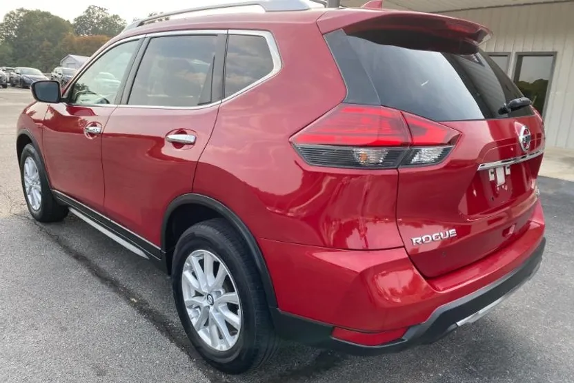 2017 Nissan Rogue SV photo 1