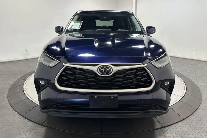2023 Toyota Highlander XLE photo 1