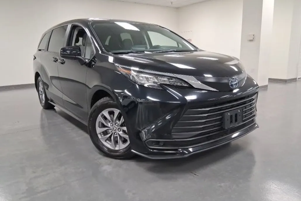 2023 Toyota Sienna LE photo 1