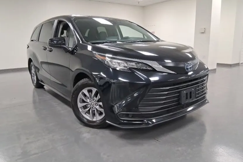 2023 Toyota Sienna LE photo 1