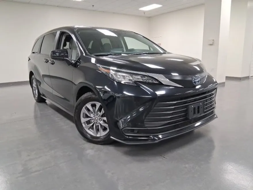 2023 Toyota Sienna LE photo 1