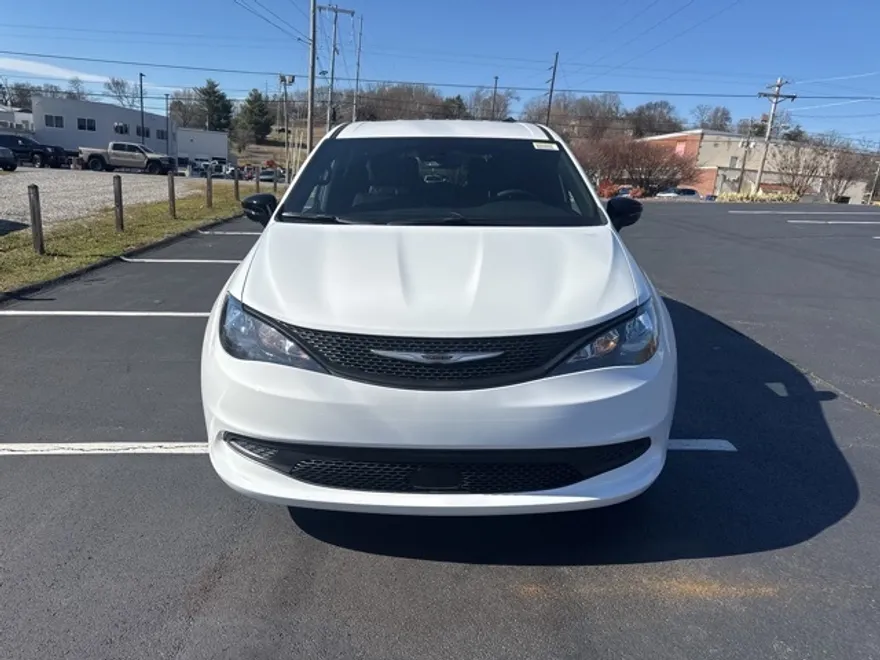 2025 Chrysler Voyager LX photo 1