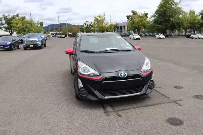 2016 Toyota Prius C photo 1