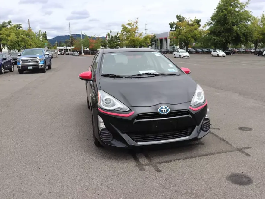 2016 Toyota Prius C photo 1