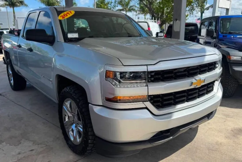 2017 Chevrolet Silverado 1500 Custom photo 1