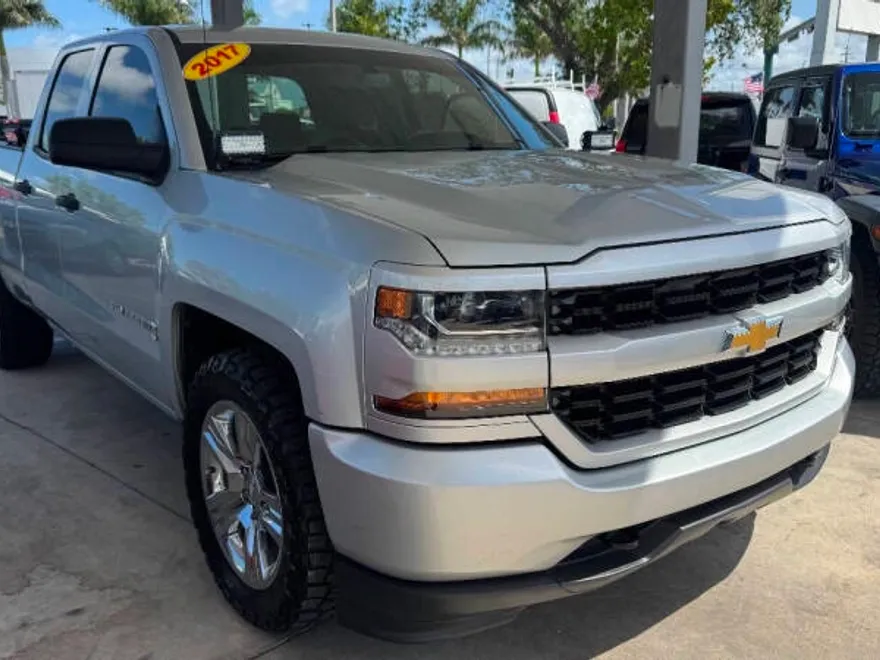 2017 Chevrolet Silverado 1500 Custom photo 1
