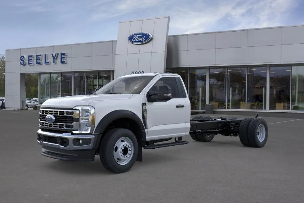 2025 Ford F-600 photo 1