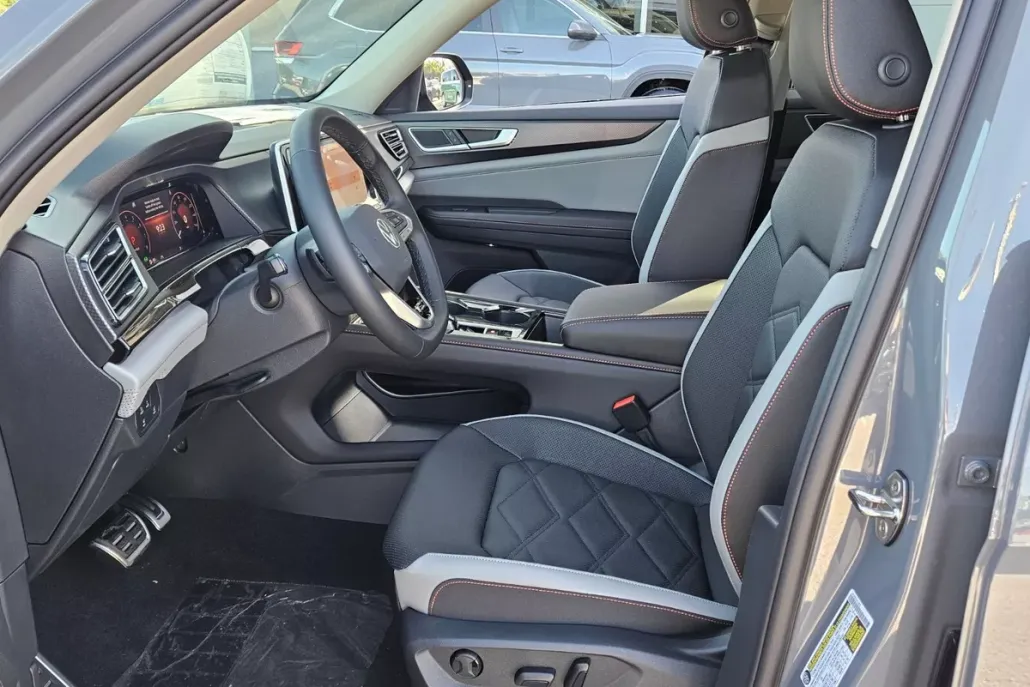 2025 Volkswagen Atlas Peak Edition SE photo 1