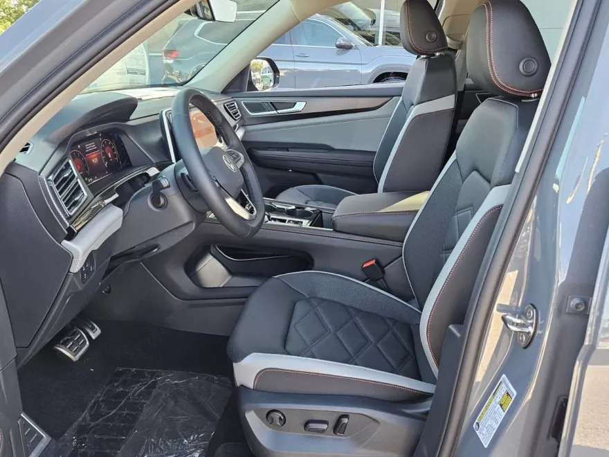 2025 Volkswagen Atlas Peak Edition SE photo 1
