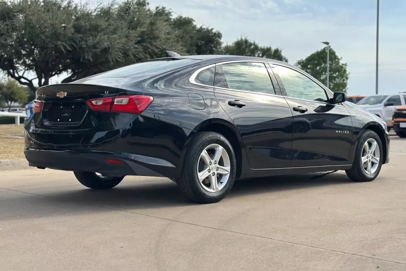 2024 Chevrolet Malibu 1LT photo 1