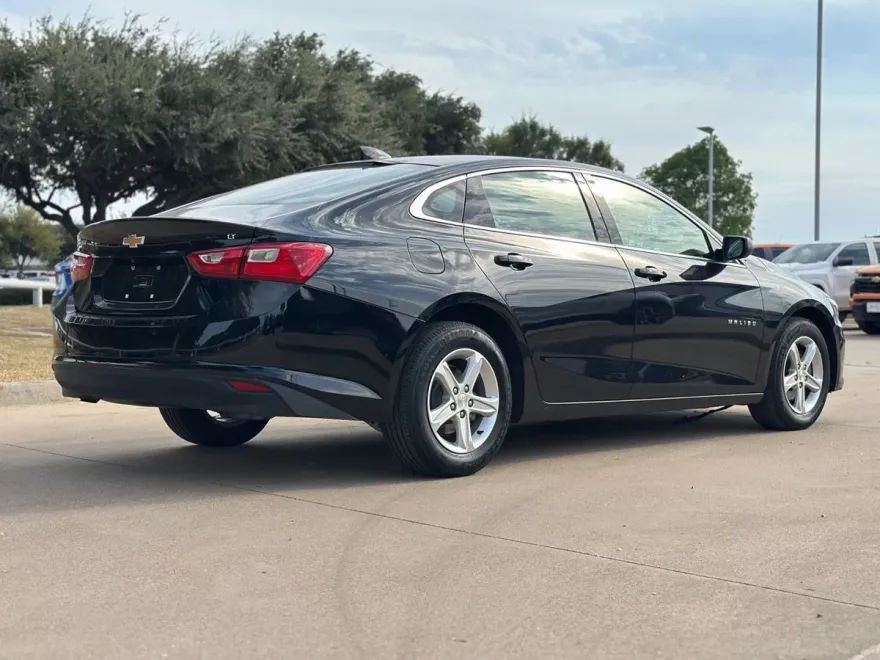 2024 Chevrolet Malibu 1LT photo 1
