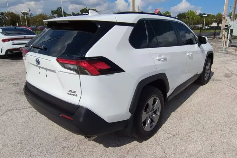 2024 Toyota RAV4 XLE photo 1
