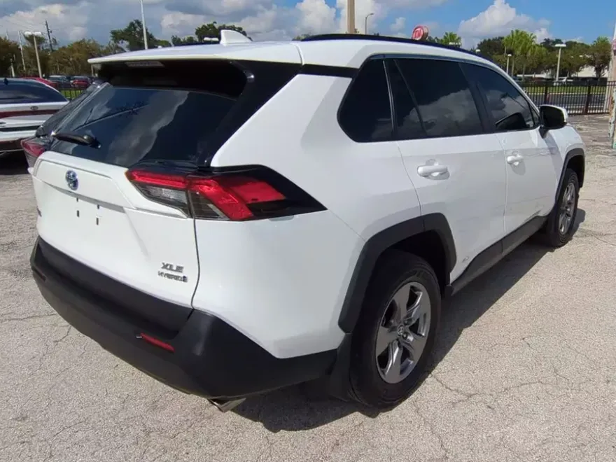 2024 Toyota RAV4 XLE photo 1