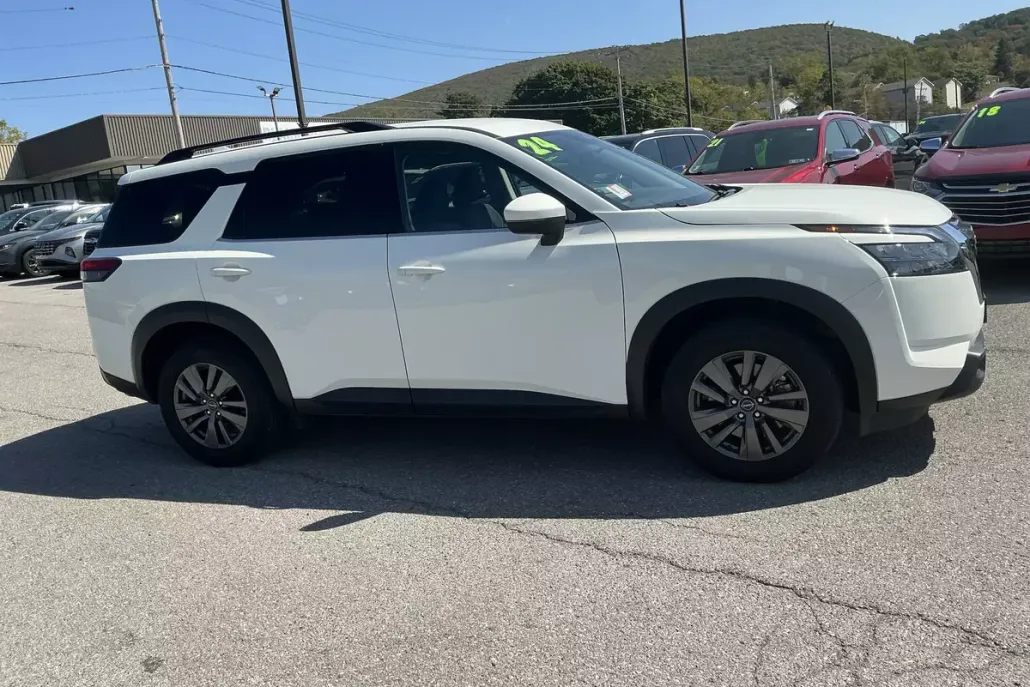 2024 Nissan Pathfinder SV photo 1