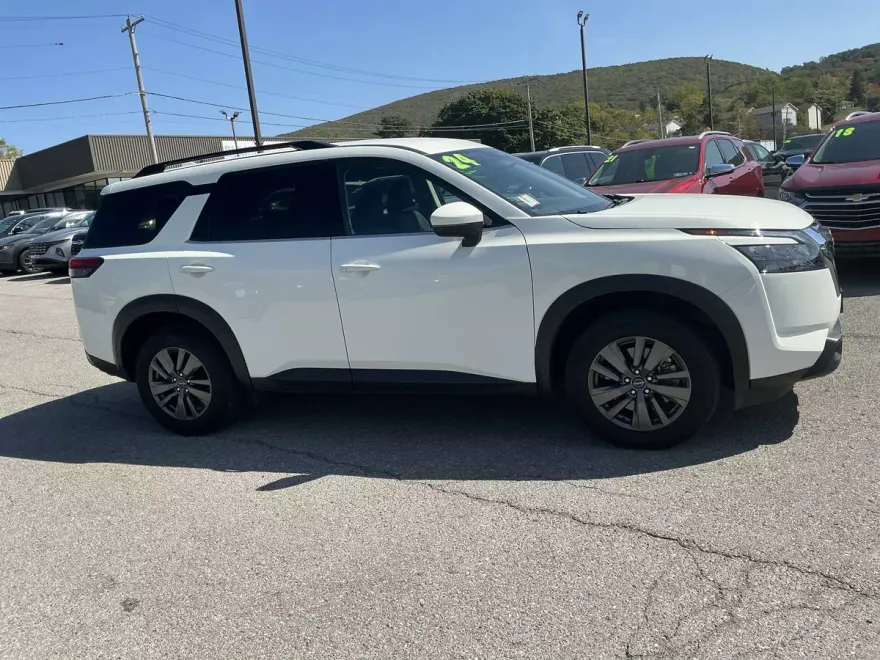 2024 Nissan Pathfinder SV photo 1