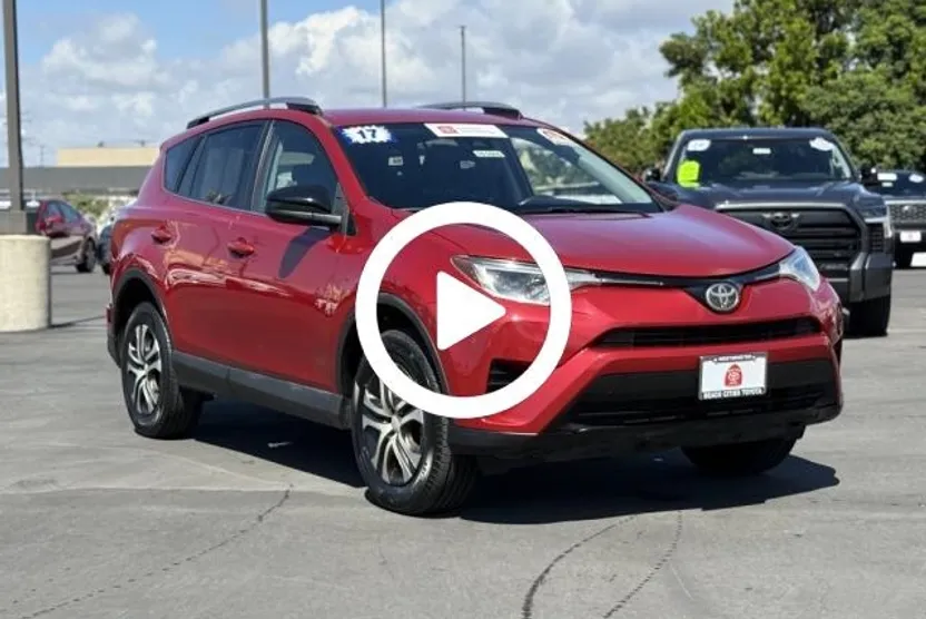2017 Toyota RAV4 LE photo 1