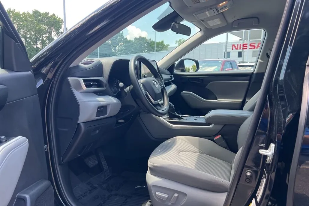 2023 Toyota Highlander L photo 1