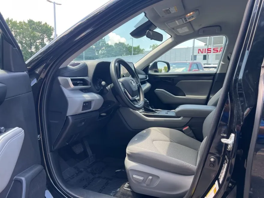 2023 Toyota Highlander L photo 1