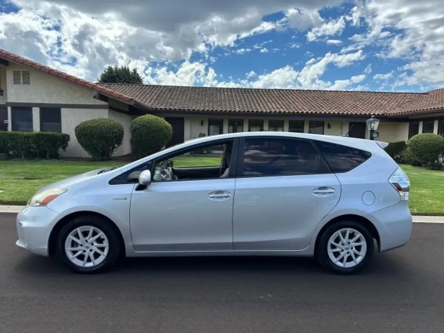 2013 Toyota Prius V Two photo 1