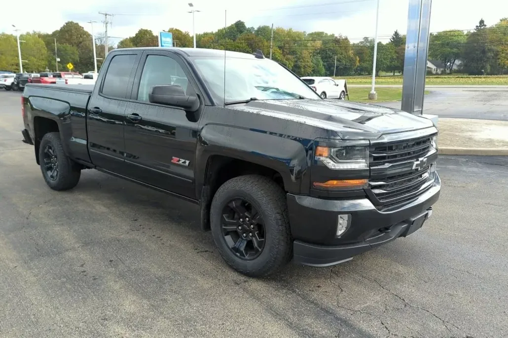 2017 Chevrolet Silverado 1500 LT photo 1