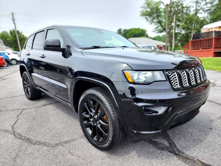 2019 Jeep Grand Cherokee Laredo photo 1