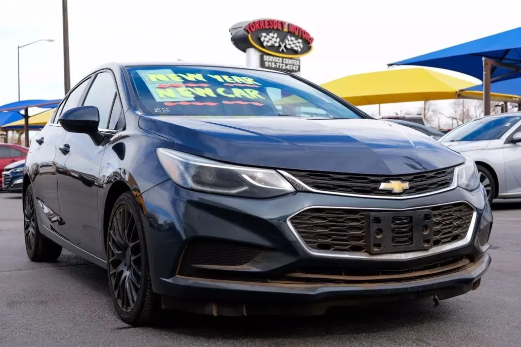2017 Chevrolet Cruze LT photo 1
