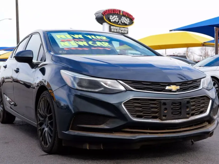 2017 Chevrolet Cruze LT photo 1