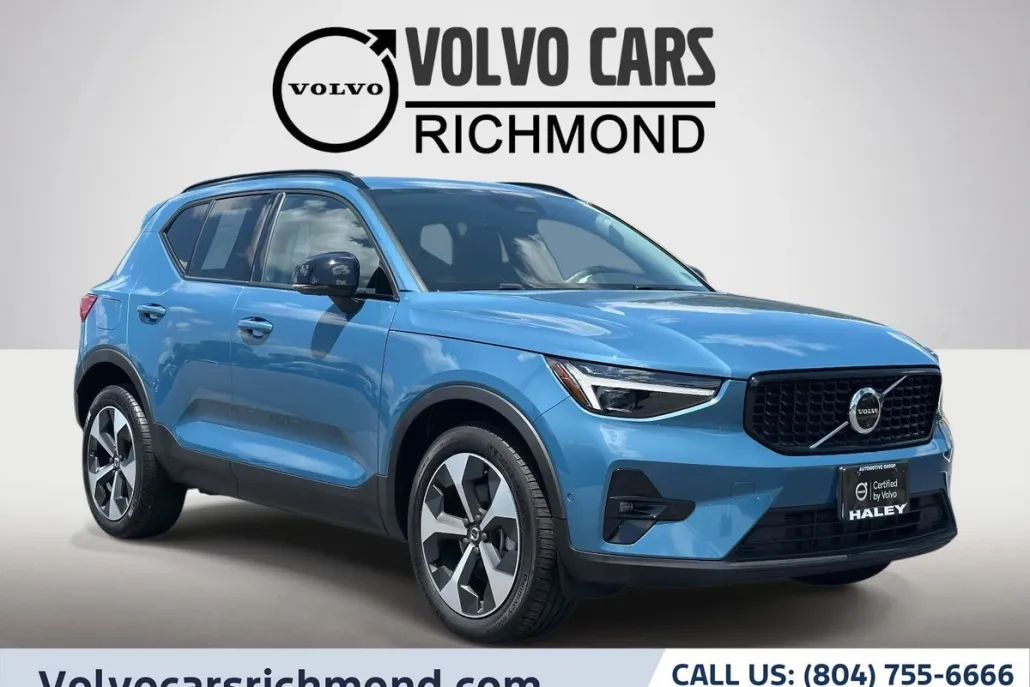 2025 Volvo XC40 Plus photo 1