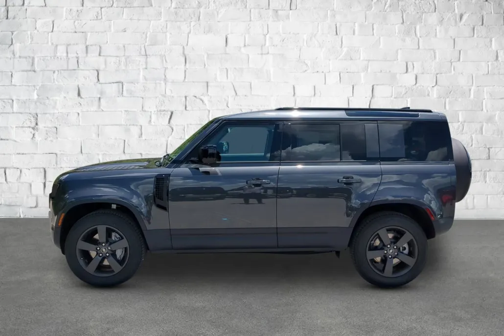 2025 Land Rover Defender 110 S photo 1