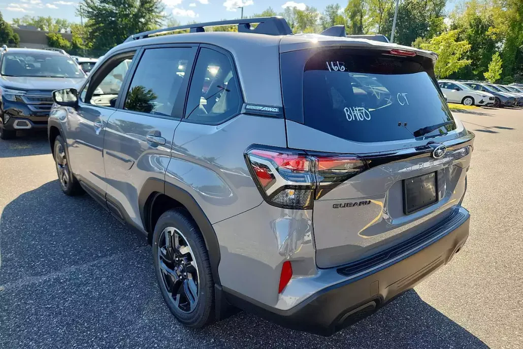 2025 Subaru Forester Premium photo 1