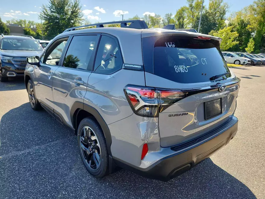 2025 Subaru Forester Premium photo 1