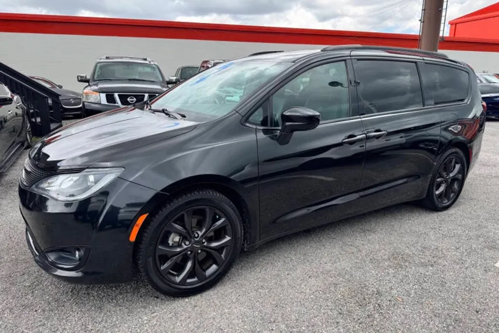 2019 Chrysler Pacifica Touring Plus photo 1