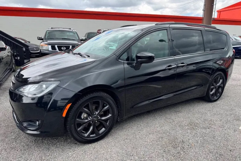 2019 Chrysler Pacifica Touring Plus photo 1