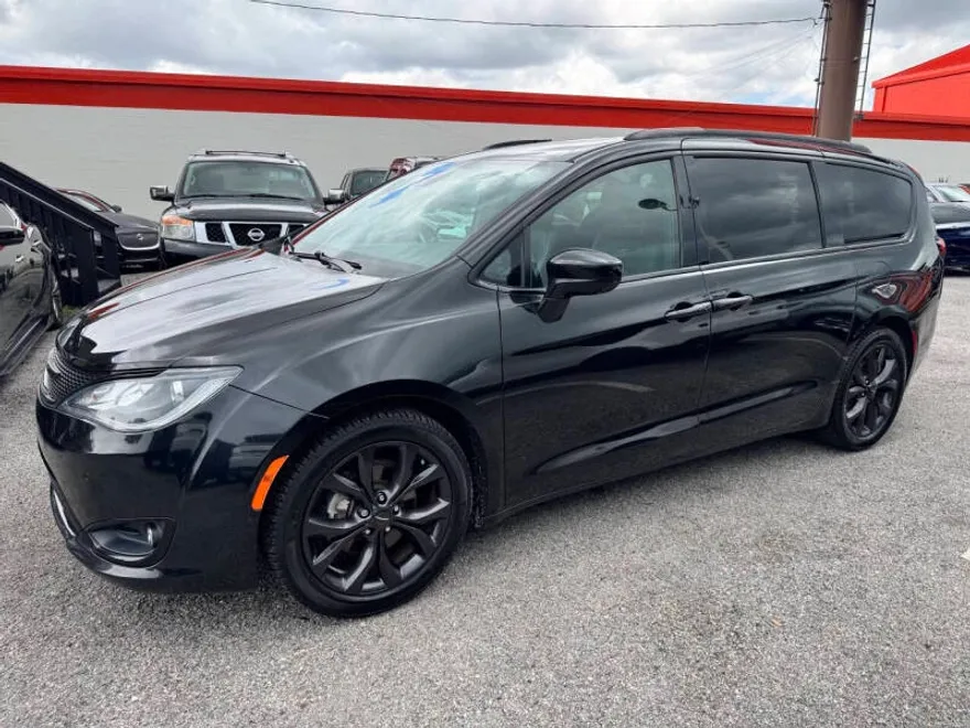 2019 Chrysler Pacifica Touring Plus photo 1