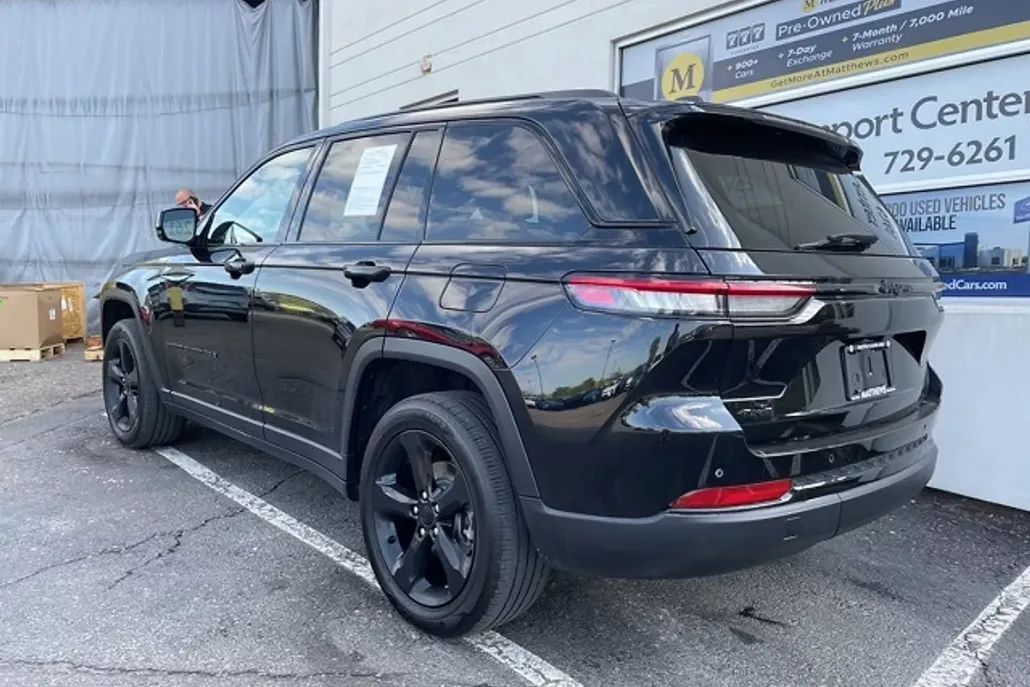 2023 Jeep Grand Cherokee Laredo photo 1