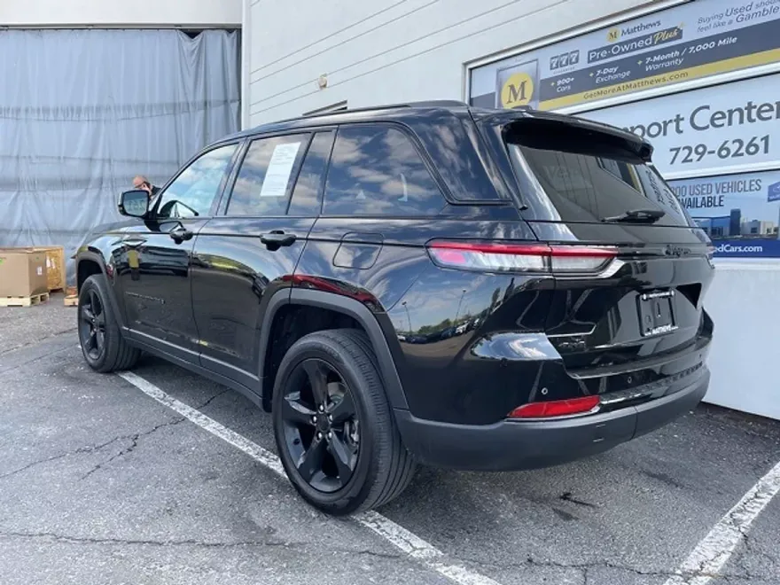 2023 Jeep Grand Cherokee Laredo photo 1