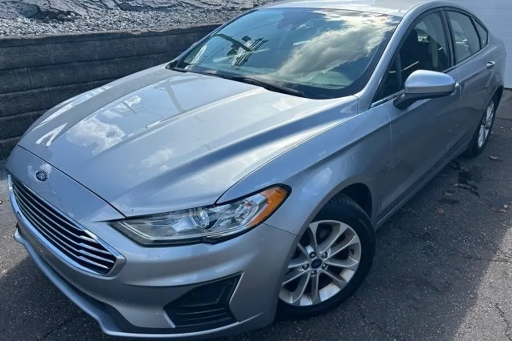 2020 Ford Fusion SE photo 1