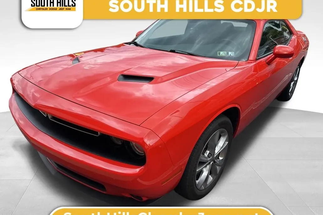2022 Dodge Challenger SXT photo 1