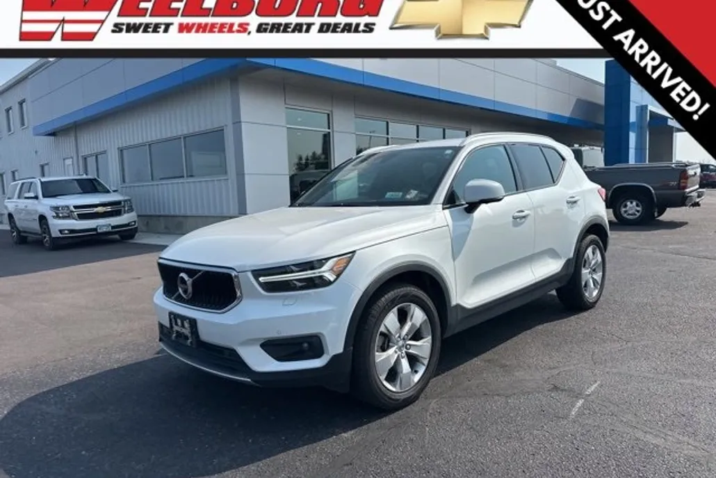 2022 Volvo XC40 Momentum photo 1