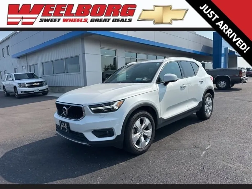 2022 Volvo XC40 Momentum photo 1