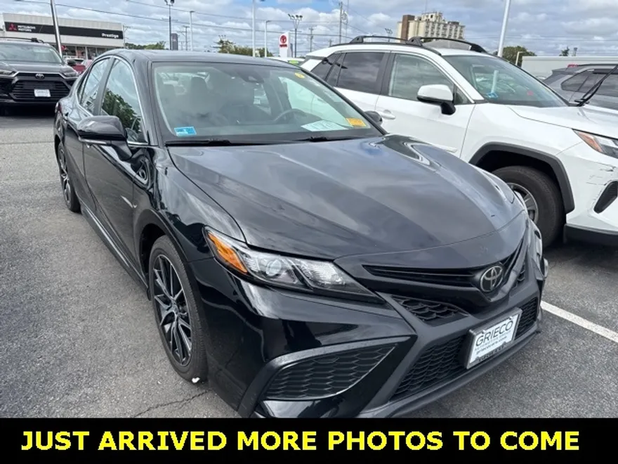 2024 Toyota Camry SE photo 1