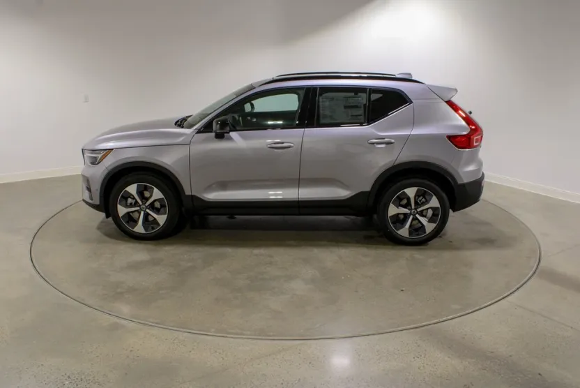 2026 Volvo XC40 Plus photo 1