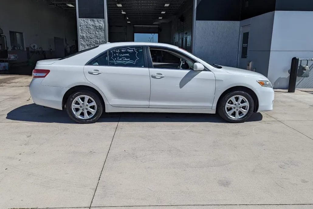 2011 Toyota Camry LE photo 1