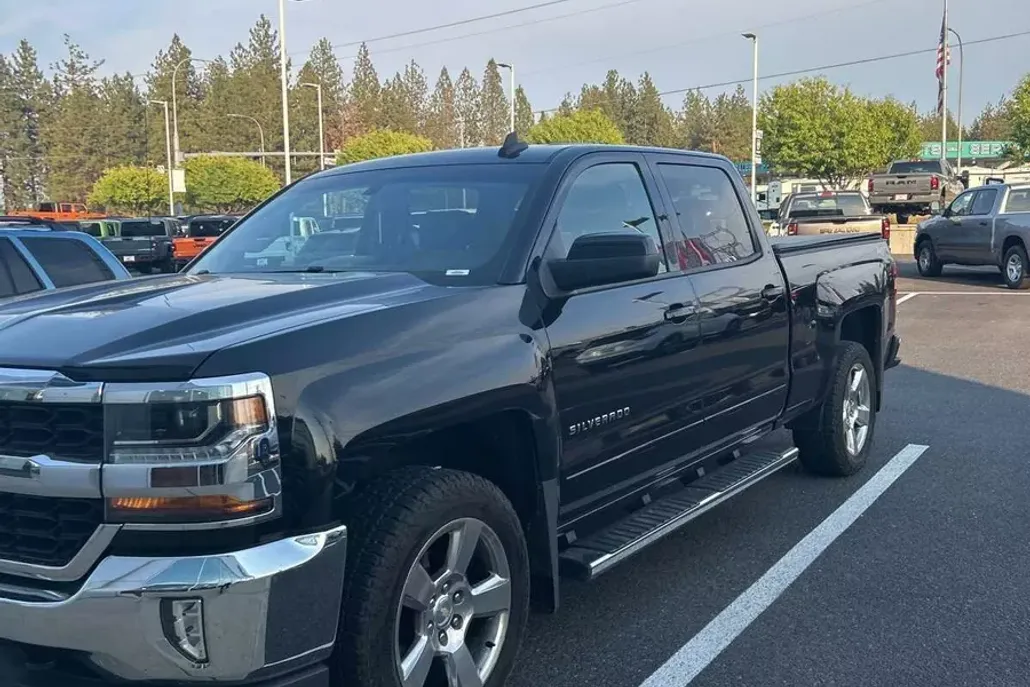 2017 Chevrolet Silverado 1500 LT photo 1