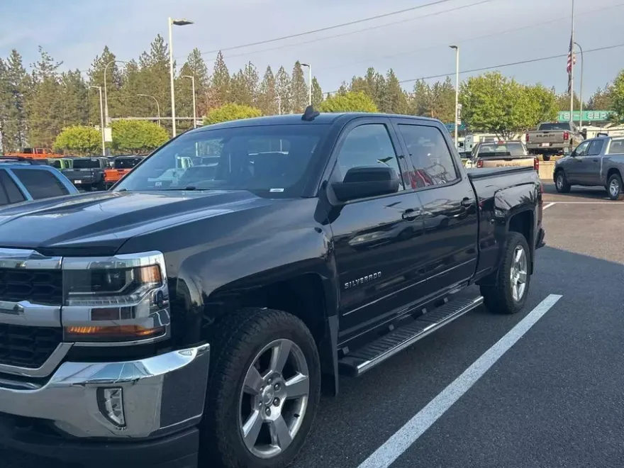 2017 Chevrolet Silverado 1500 LT photo 1