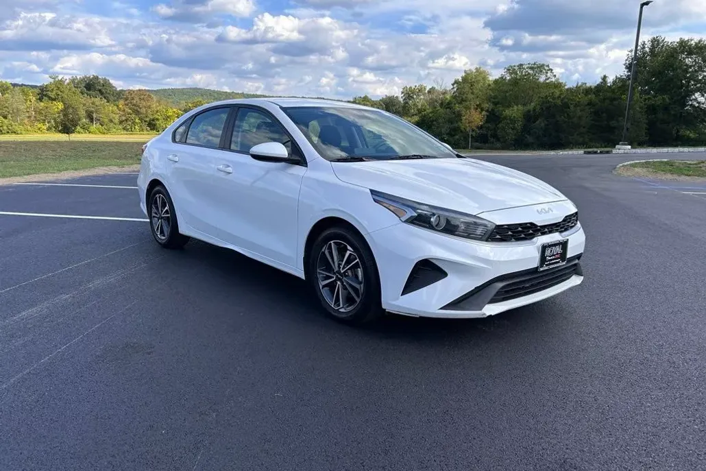 2022 Kia Forte FE LXS photo 1