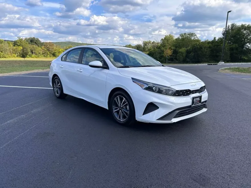2022 Kia Forte FE LXS photo 1